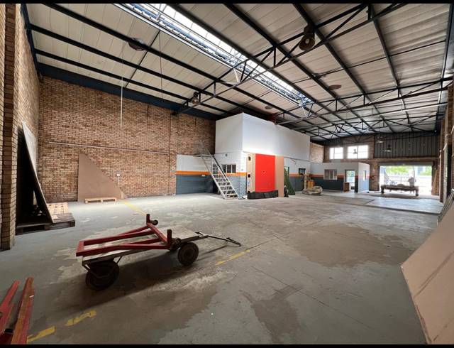 301M² WAREHOUSE TO LET IN LASER PARK